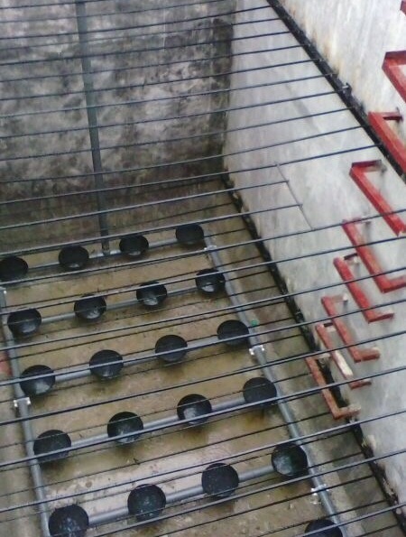 曝氣盤、填料架制作安裝現(xiàn)場曝氣水下系統(tǒng)